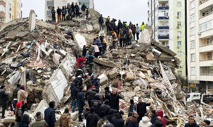Εικόνες χάους από τον τρομακτικό σεισμό στην Τουρκία 