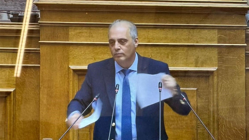 Έσκισε αντίγραφο της Συμφωνίας των Πρεσπών ο Κ. Βελόπουλος στη Βουλή