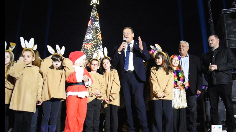 400 παιδιά «φώτισαν» το Χριστουγεννιάτικο Δέντρο