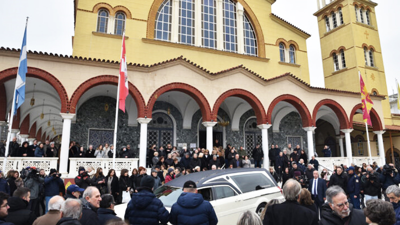 Σε κλίμα οδύνης η κηδεία του Βασίλη Καλογήρου