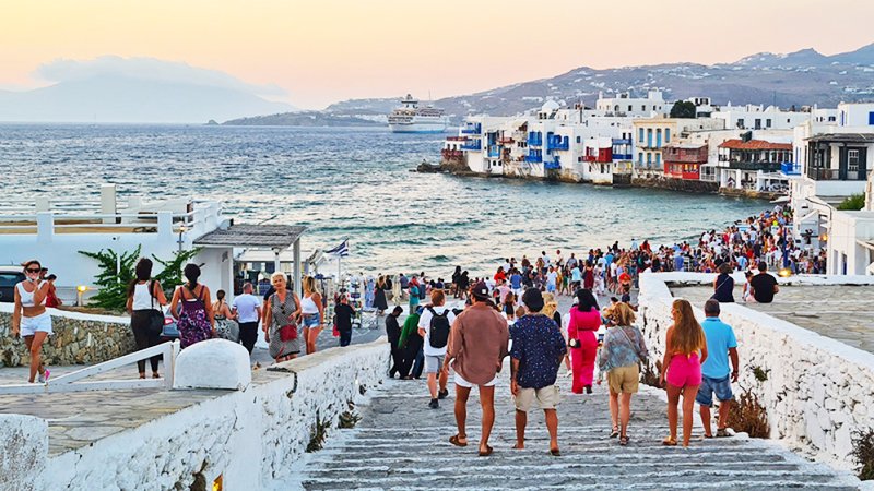 Αυξημένες αφίξεις και διανυκτερεύσεις σε καταλύματα και δωμάτια στο τετράμηνο