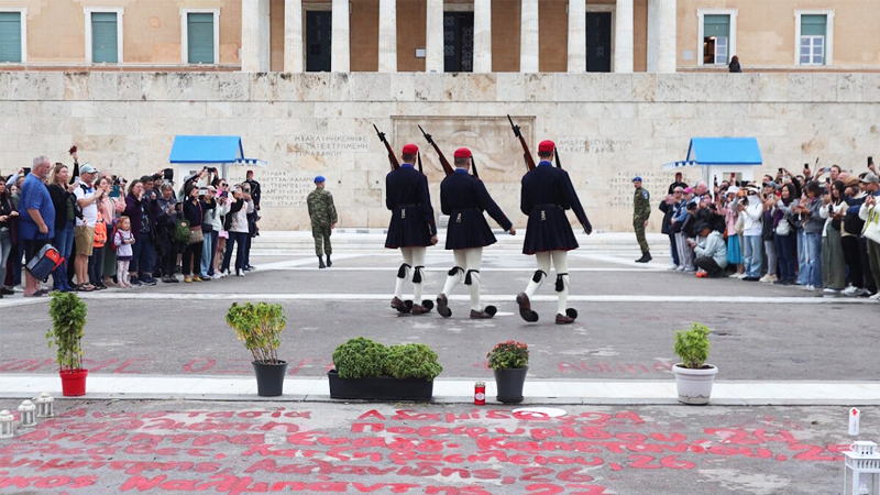 «Παρελθόν τα γκράφιτι και τα πανό» για την προστασία του Άγνωστου Στρατιώτη