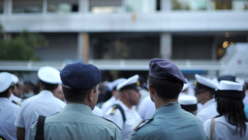 Τι αλλάζει στους φόρους και τους μισθούς ένστολων το 2026