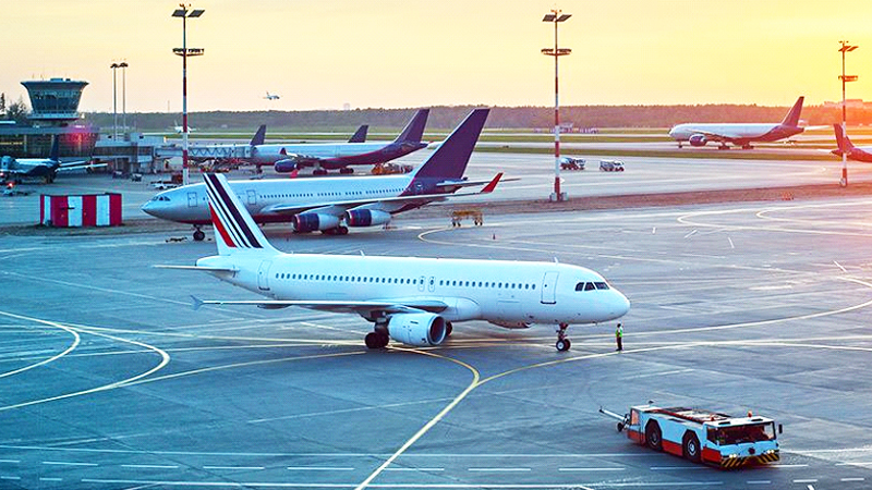 aukshmenh-4,6-h-epivatikh-kinhsh-sta-ellhnika-aerodromia-to-oktamhno