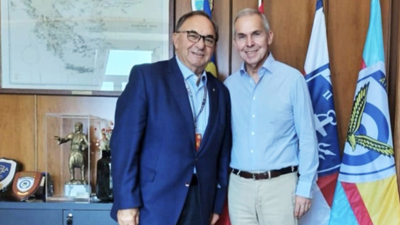 Όπου λαλούν πολλοί κοκόροι αργεί να ξημερώσει (λέει ο θυμόσοφος λαός Στρατόπεδο Καραϊσκάκη)