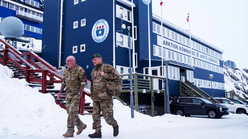 ean-oi-hpa-prospathisoun-na-prosarthsoun-th-groilandia-me-th-via