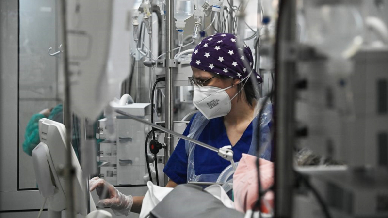 ektos-meth-h-25xronh-giatros-pou-prosvlithike-apo-mhniggitida