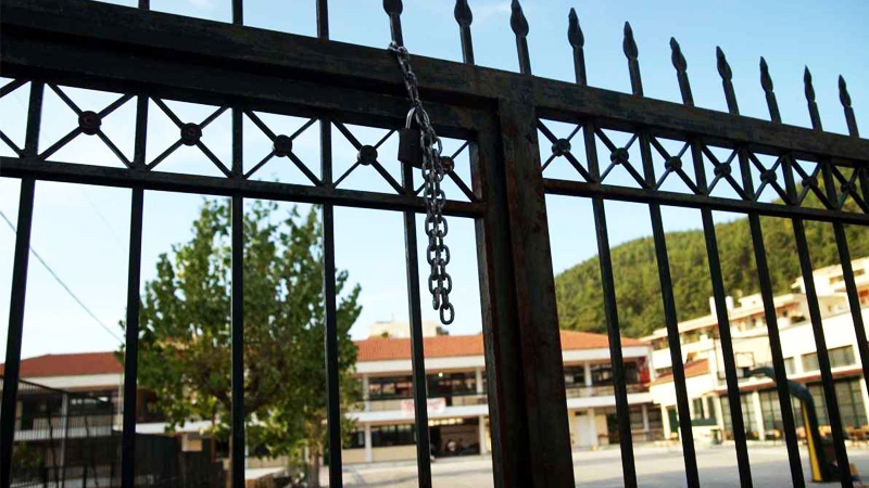 kleista-ta-sxoleia-sthn-attikh-logw-kakokairias