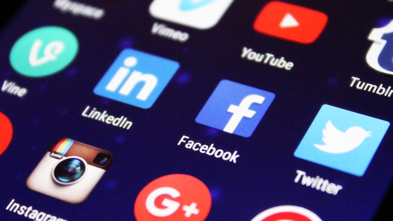 gia-prwth-fora-ta-social-media-kseperasan-thleorash-radiofwno-kai-sites