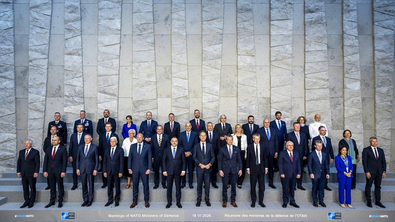 synanthiseis-me-omologous-tou-sto-perithwrio-ths-synodou-tou-nato-eixe-o-nikos-dendias