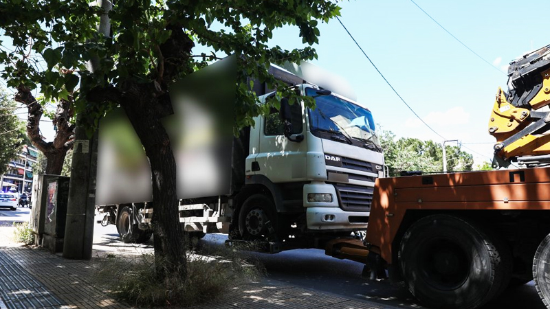 Νέα τραγωδία στην άσφαλτο με νεκρή γυναίκα που παρασύρθηκε από φορτηγό